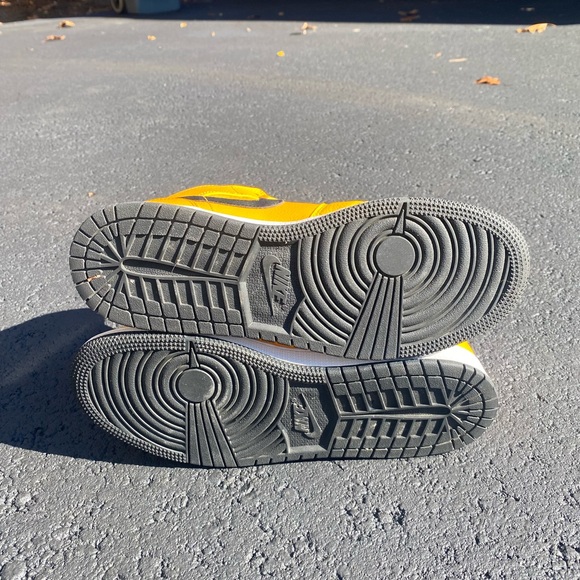 Air Jordan 1 Mid (University Gold) Mens size 7 / Youth size 7 / Women size 8 1/2 - Picture 4 of 5